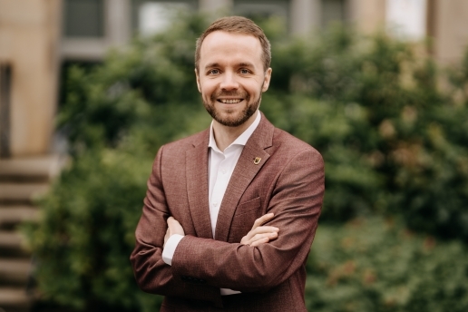 Bürgermeister Marcel Mittelbach vor dem Rathaus Waltrop