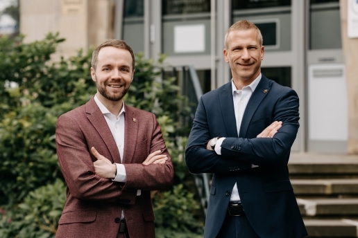Bürgermeister Marcel Mittelbach und Dezernent Stefan Wilke vor dem Rathaus.