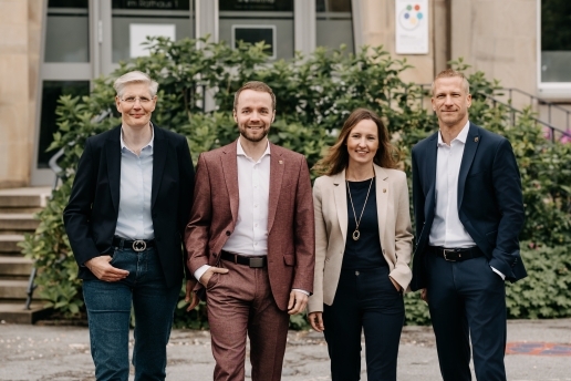 Der Verwaltungsvorstand der Stadt Waltrop vor dem Rathaus