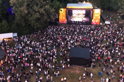 Menschenmenge vor der Hauptbühne des Parkfestes aus der Vogelperspektive.