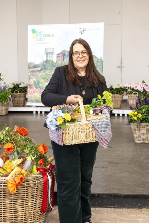 Claudia Schänzer von der Stadt Waltrop mit einem Picknickkorb.