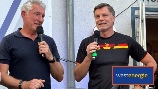 Zwei Männer mit Mikros, unten rechts das Westenergie-Logo.
