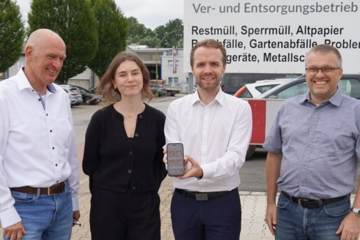 Präsentieren die neue Self-Service-App am Wertstoffhof (v. l. n. r.): Bernd Funke (Vorstand V+E), Pia Krüger (Remondis Digital Services), Bürgermeister Marcel Mittelbach, Andreas Buschjost (Referent Vorstand V+E). Bild vom 09.07.2026. 