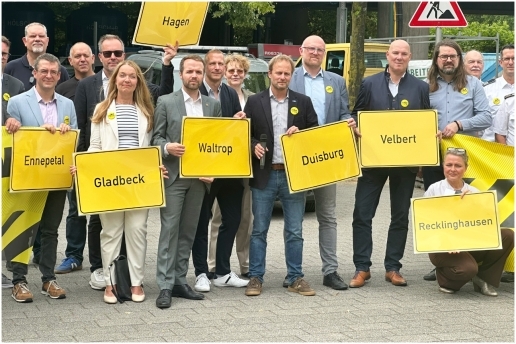 Vertreter von NRW-Kommunen trafen sich zu einer Kundgebung auf dem Johannes-Rau-Platz  in Düsseldorf. Kurz darauf machten sich Teilnehmer in Dienstfahrzeugen ihrer Kommunen auf den Weg nach Berlin. 