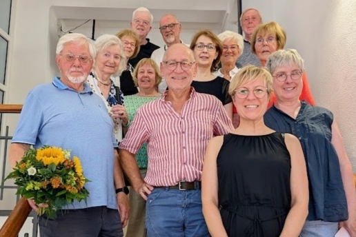 Verabschiedung von Hans-Jürgen Behn nach 50 Jahren als Leiter des VHS-Literaturkurses. Auf dem Bild: H.-J. Behn (ehem. VHS-Leiter u. ehem. VHS-Kursleiter), Clemens Schmale (ehem. VHS-Leiter), Alexandra Wittor (VHS-Leiterin), Gäste und Kursteilnehmer. 