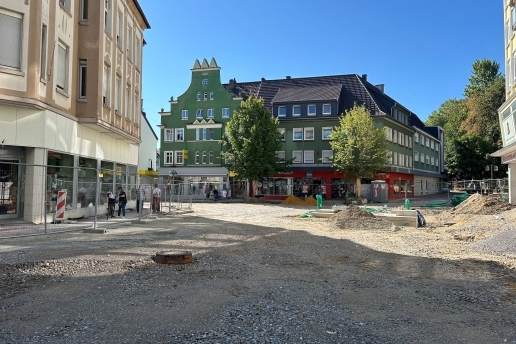 Blick auf die Baustelle am Platz von Gardelegen, links und hinten Häuserfronten.