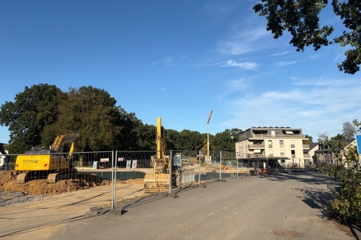 Baugebiet Waldstadion, Baufahrzeug, Neubau, Bauzäune, eine Baustraße.