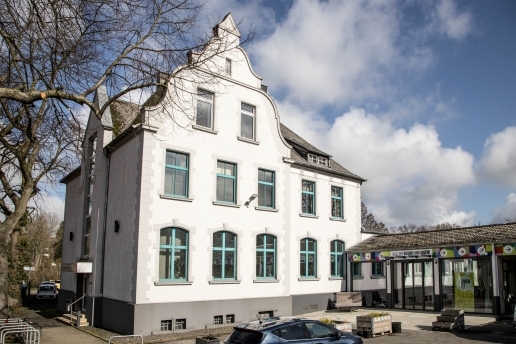 Das Gebäude der Volkshochschule (Haus der Bildung, Begegnung und Kultur) an der Ziegeleistraße 14