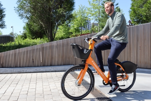 Auf dem Bild: Fahrradfahrer auf einem Fahrrad des Anbieters donkey republic (Metropolrad Ruhr).
