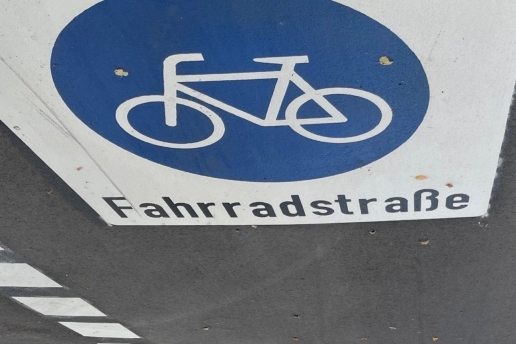 Auf dem Bild: Fahrbahnmarkierung "Fahrradstraße"