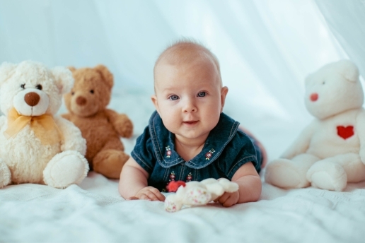 Baby mit Stofftieren