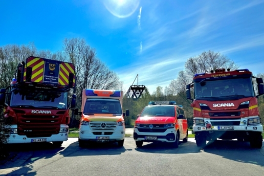 Fahrzeuge der Waltroper Feuerwehr vor dem Spurwerkturm auf der Halde Brockenscheidt