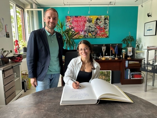 Judosportlerin Helen Habib unterschreibt im Goldenen Buch der Stadt Waltrop im Beisein von Bürgermeister Marcel Mittelbach.