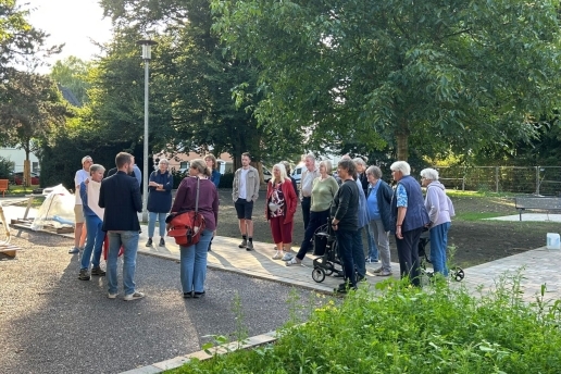 Eine Gruppe von Besuchenden schaut sich die Bauarbeiten im Stutenteichpark an. 