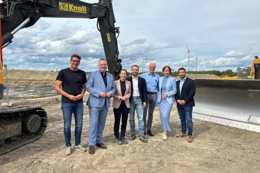 Auf dem Gelände Im Dicken Dören (v. l.): Oberbauleiter Bahde (Fa. Knoll), Landrat Klimpel, Bau-Dezernentin Sebrantke, Bürgermeister Mittelbach, Dr. Strautmann, Julia Herholz-Siems u. Tobias Schlüter (alle Fa. Langendorf).