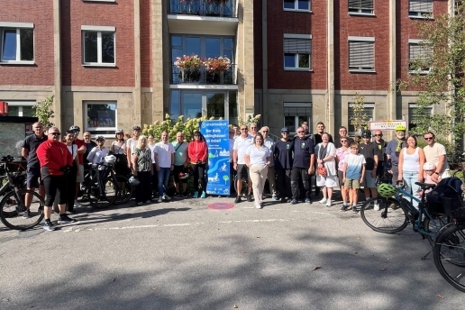 Eine Gruppe von Radfahrenden, die an der Auftakttour zum Stadtradeln 2025 teilnehmen, stehen mit ihren Rädern vor dem Rathaus Waltrop.