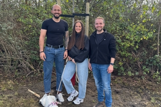 Drei Personen vor einem Baum auf der Waltroper Hochzeitsallee. 