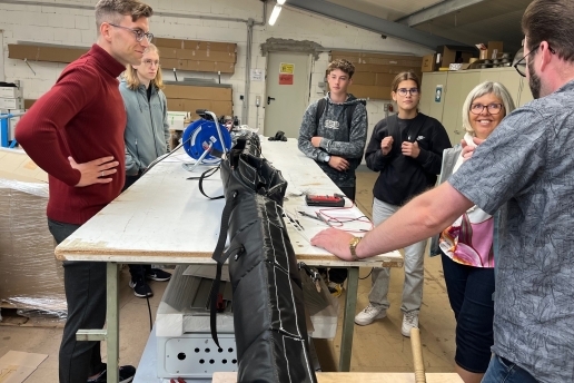 Junge Leute stehen im Waltroper Betrieb ProTherm und lassen sich etwas erklären.