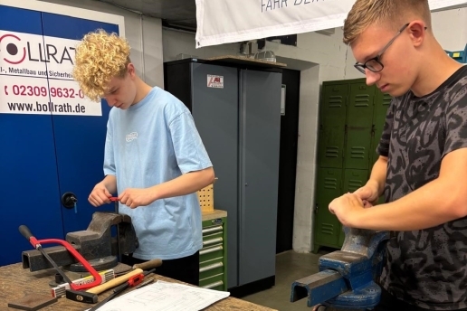 Zwei junge Leute werkeln im Technikzentrum der Gesamtschule Waltrop. 