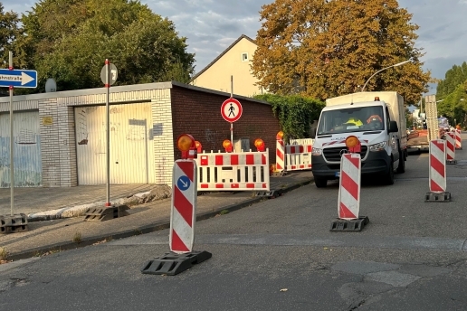 Baustelle an der Husemannstraße in Waltrop mit Einbahnstraßenschild und Baustellenfahrzeug. 