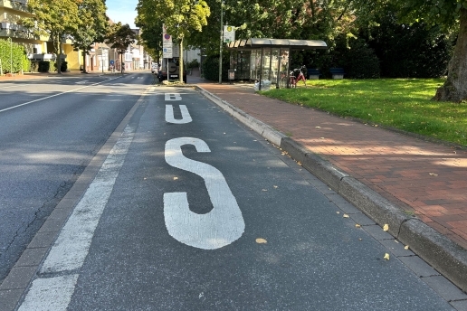 Bushaltestelle an der Hochstraße in Waltrop nahe dem Ehrenmal. 