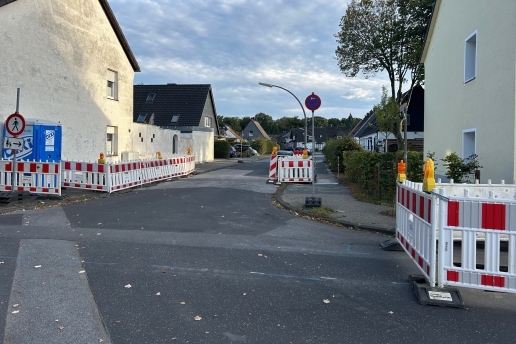 Blick in die Imbuschstraße mit Baustellen-Absperrungen.
