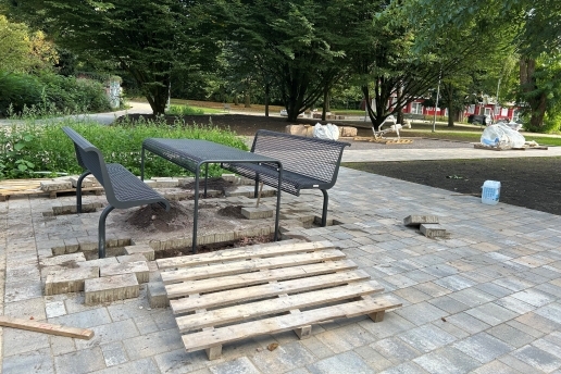 Blick in den Stutenteichpark in Waltrop während des Umbaus mit einer Sitzgelegenheit sowie einigen Baumaterialien.