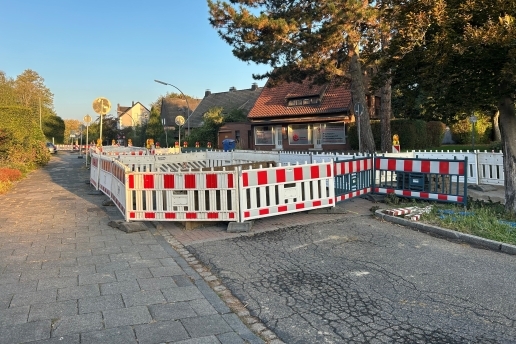 Blick auf die Absperrungen einer Baustelle an der Straße Im Sauerfeld.