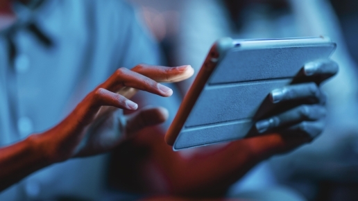 Frau mit Tablet-Computer