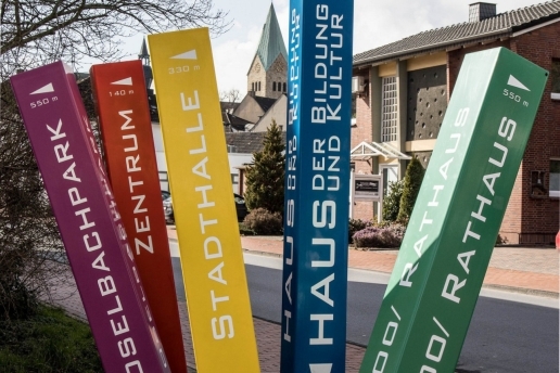 Wegweiser am Haus der Bildung, Begegnung und Kultur (HBBK)