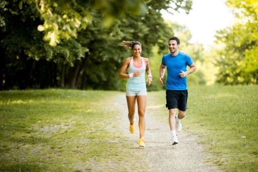 Joggendes Paar im Park