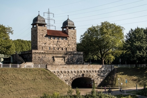 Alte Schachtschleuse im Sommer