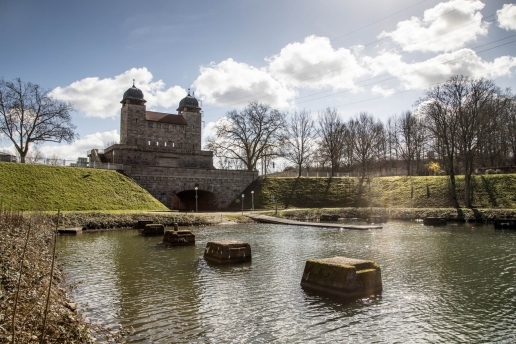 Alte Schachtschleuse im Sommer