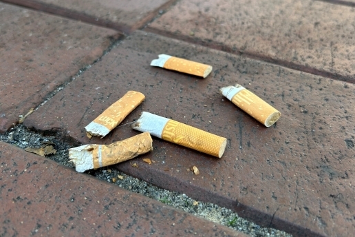 Zigarrettenstummel auf Pflastersteinen