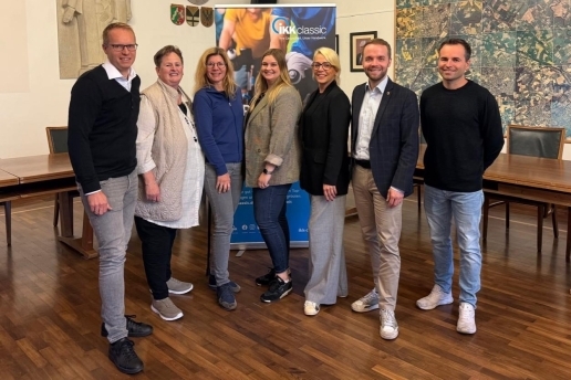 Auf dem Bild (von links): Martin Pichocki (IKK classic), Yvonne Kaller, Tamina Forytta, Melissa Neumann (alle Stadt Waltrop), Stefanie Müller (IKK classic), Bürgermeister Marcel Mittelbach und Frank Adamski (eco-partner) stehen im Ratssal vor einem Rollup der IKK classic.