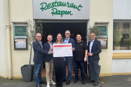 André Dora (li.), Marcel Mittelbach (2.v.li.) und Carsten Wewers (3.v.re.) stehen mit Restaurant-Chef Milo Starcevic (2.v.re.) und Dr. Thomas Hölscher (r.) mit einem symbolischen Spendenscheck, der an Dr. Tanja Brüning übergeben wird, vor dem Restaurant Rapen.