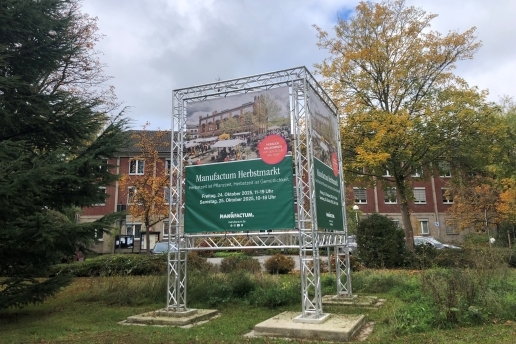 Vor dem Waltroper Rathaus weist ein Plakat auf einer Werbeanlage auf die Manufactum-Herbsttage hin. 