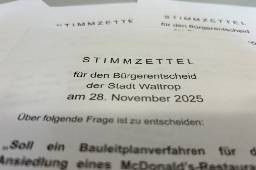 Stimmzettel für den Bürgerentscheid; Schrift: "Stimmzettel für den Bürgerentscheid der Stadt Waltrop am 28. November 2025. Über folgende Frage ist zu entscheiden: ..."  