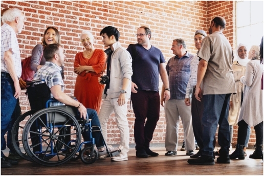 Symbolbild für Inklusion: Gruppe von Menschen mit unterschiedlichen Merkmalen und Einschränkungen