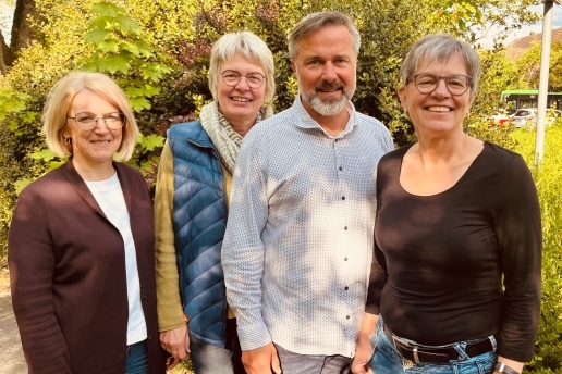 Vier Personen - der Steuerungskreis Fair Trade Waltrop - stehen vor einigen Gewächsen im Hintergrund.  