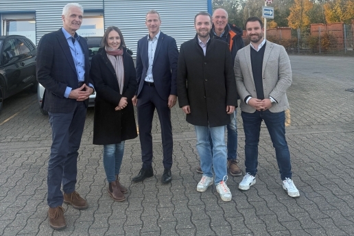 Fünf Männer und eine Frau stehen beim Besuch der Delegation der Stadt Waltrop und des V+E Waltrop vor dem Gebäude der Langendorf Service GmbH.