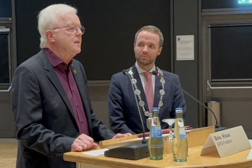 Zwei Personen stehen an einem Rednerpult: Bürgermeister Marcel Mittelbach und Klaus Beie (links).