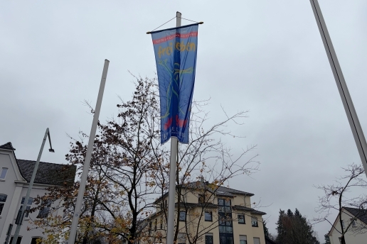 Eine Flagge mit der Aufschrift "Gegen Gewalt an Frauen" und "Frei leben" ist am Fahnenmast am Waltroper Rathaus gehisst. 