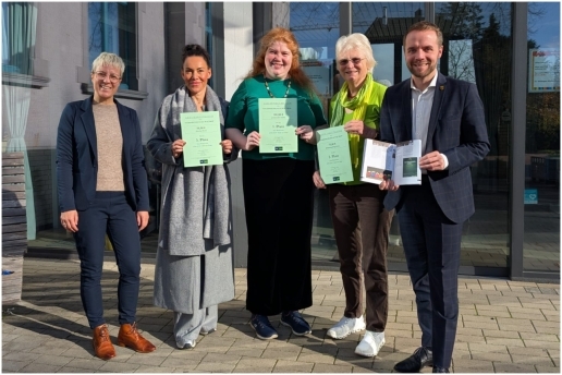 Die VHS-Leiterin Alexandra Wittor (1.v.l.) und Bürgermeister Mittelbach (1.v.r.) überreichten den Gewinnerinnen Claudia Brendiek (2.v.l.), Pia E. (3.v.l.) und Marianne Wesener (2.v.r.) die Bildungsgutscheine. 