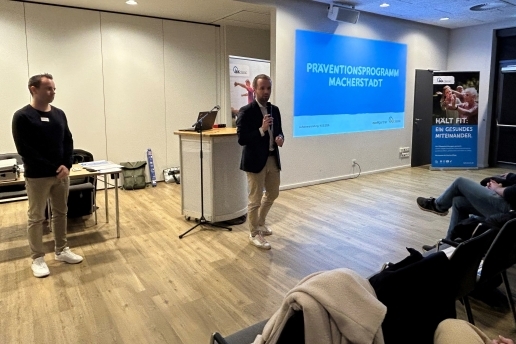 Bürgermeister Marcel Mittelbach begrüßt mit dem Mikro in der Hand bei der Auftaktveranstaltung Macherstadt im Foyer der Stadthalle Waltrop die Gäste, links neben ihm Frank Adamski..