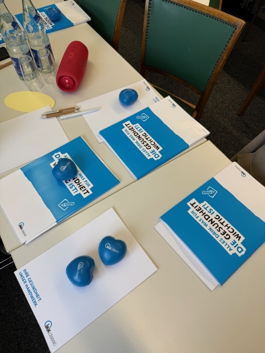 Diverse Macherstadt-Informations-Broschüren und give-aways liegen auf einem Tisch.