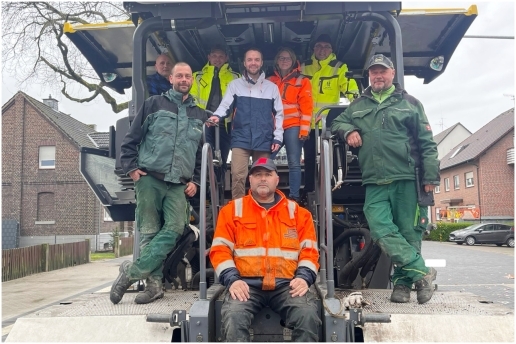 Bürgermeister Marcel Mittelbach mit dem Bustallenteam kurz vor der Freigabe der Hochstraße für den Verkehr nach Umgestaltung