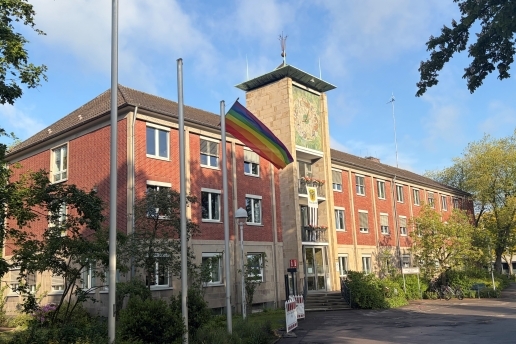 Eine Regenbogenflagge flattert vor dem Rathaus Waltrop. 