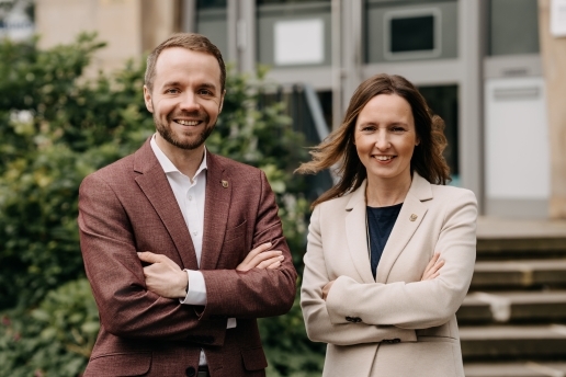 Bürgermeister Marcel Mittelbach und Dezernentin Jeanette Sebrantke vor dem Rathaus