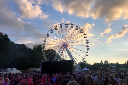 Parkfest-Riesenrad, im Vordergrund Menschenmenge